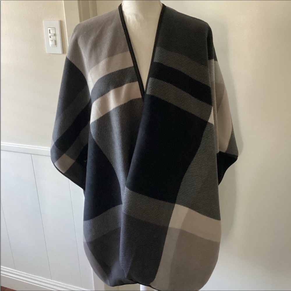 Kirkland signature plaid wrap one size fits all excellent condition